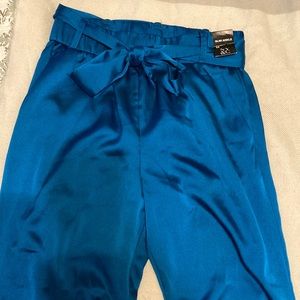 Size M NWT size medium slim ankle pant